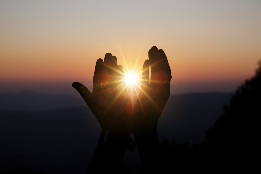 oracion-espiritual-entrega-brillo-sol-hermosa-puesta-sol-borrosa